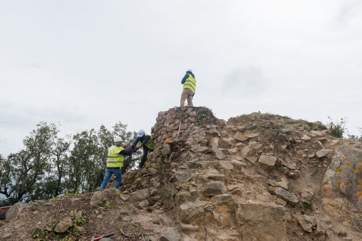 Obres de recuperació de les restes del castell de Montagut