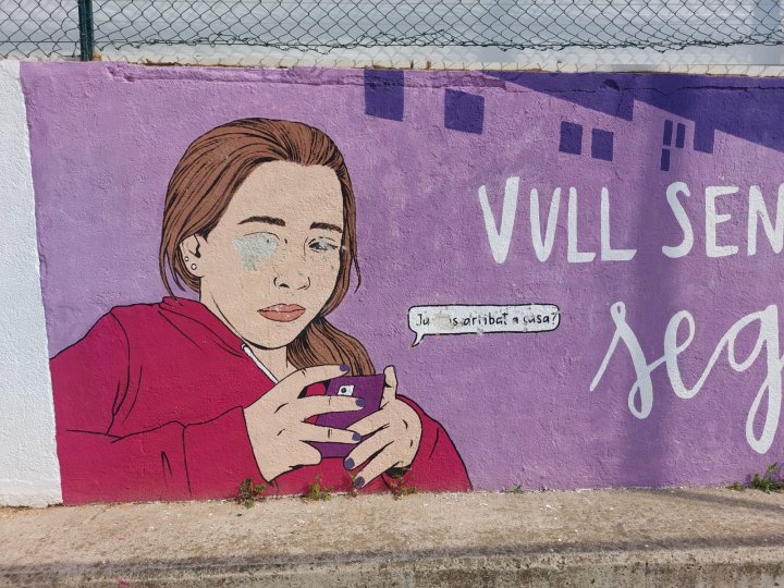 Comunicat de condemna per l’atac al mural feminista de la pista de la zona esportiva