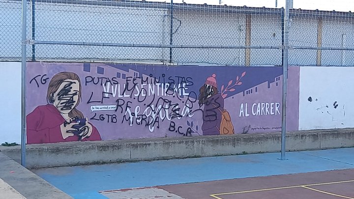 Condemnem l’atac al mural feminista de la pista de la zona esportiva